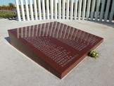 В центре площадки гранитная доска с именами погибших.